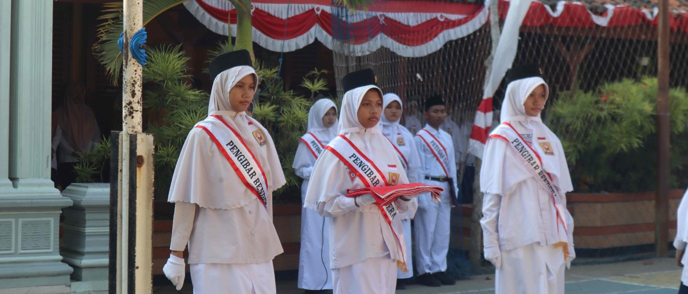 UPACARA RUTIN SMPN 2 PAMEKASAN: MENUMBUHKAN DISIPLIN DAN NASIONALISME SEJAK DINI