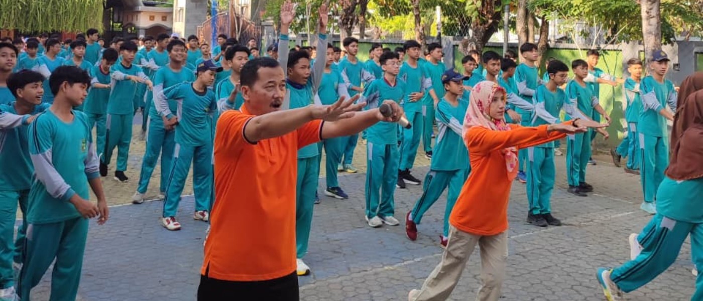 JUM'AT BERSERI: Membangun Budaya Bersih, Sehat, dan Mandiri di SMPN 2 Pamekasan